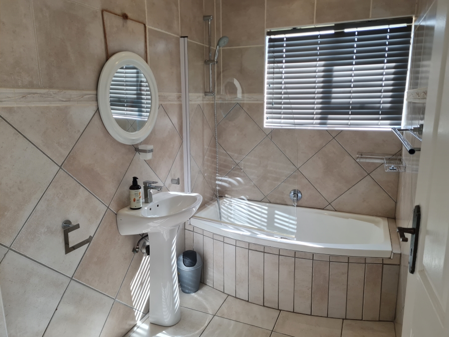 To Let 3 Bedroom Property for Rent in Wavecrest Eastern Cape